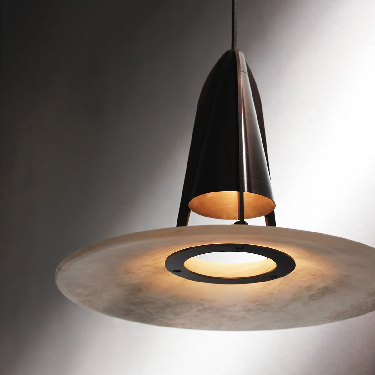 Halen pendellampa i alabaster Fusion
