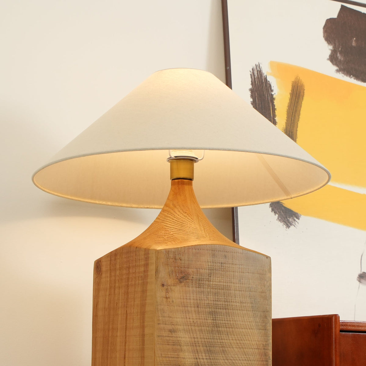 Rustica søjlegulvlampe i træ