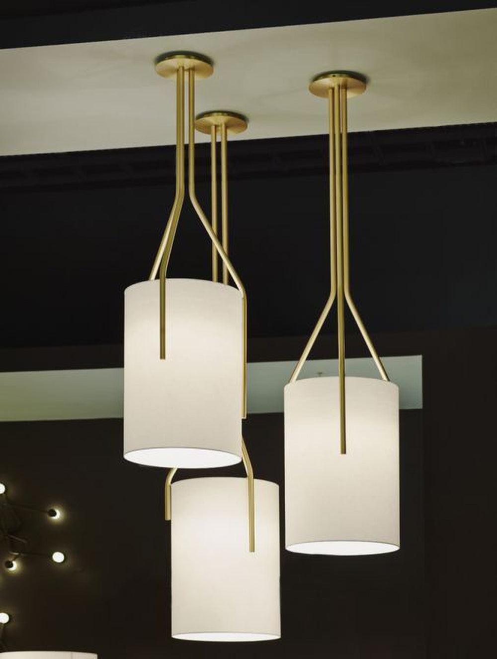 Cex moderne LED-lysekrone i messing med 3 lys