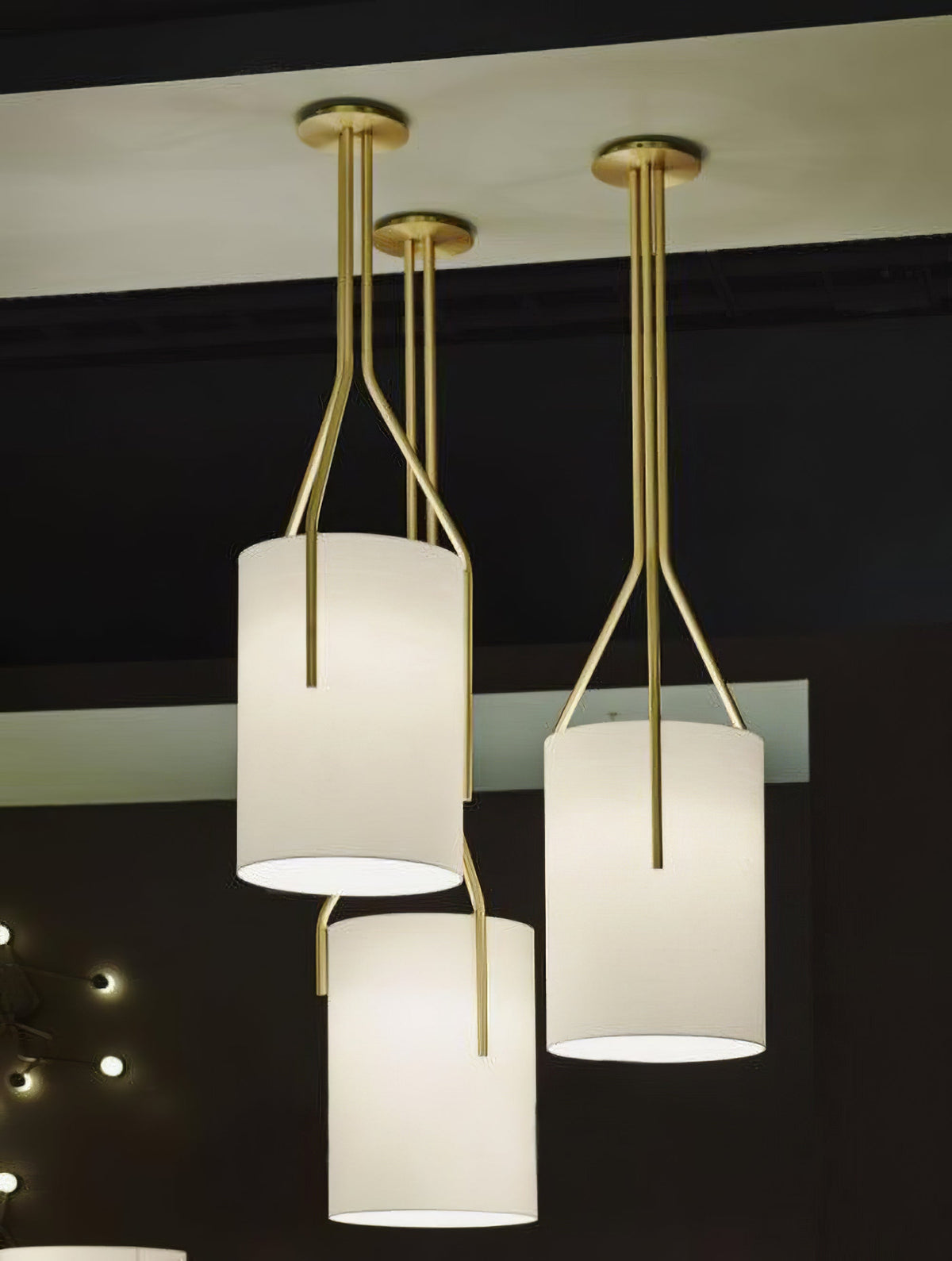 Cex moderne LED-lysekrone i messing med 3 lys