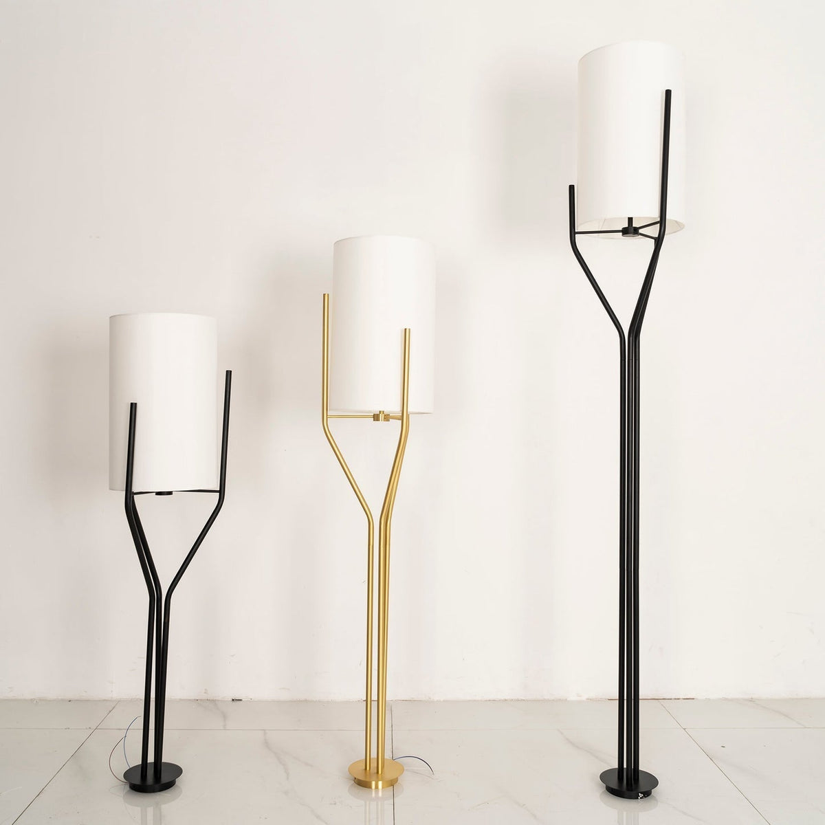 Cex moderne LED-lysekrone i messing med 3 lys
