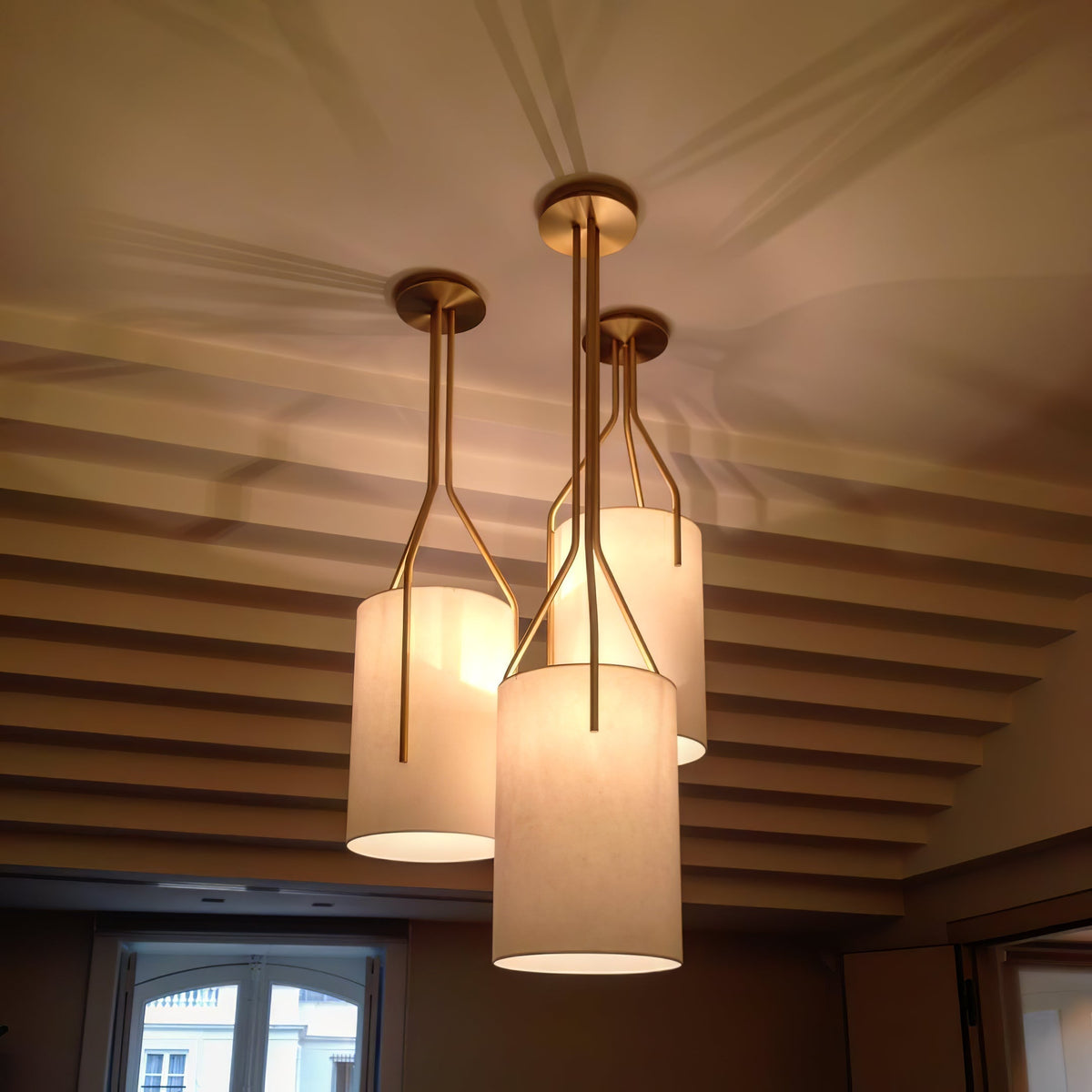 Cex moderne LED-lysekrone i messing med 3 lys