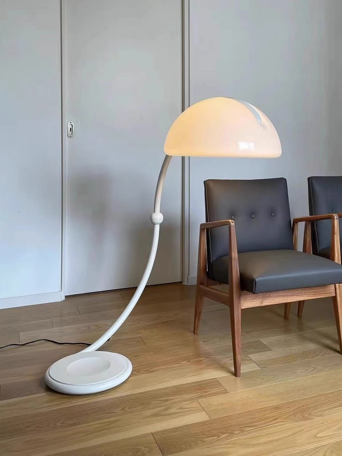 Valmere bågformad golvlampa med kupol
