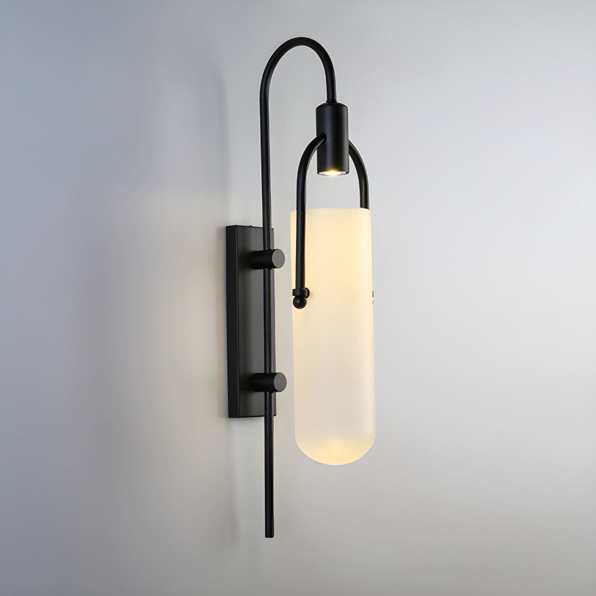 Liororaya væglampe med buet moderne glas