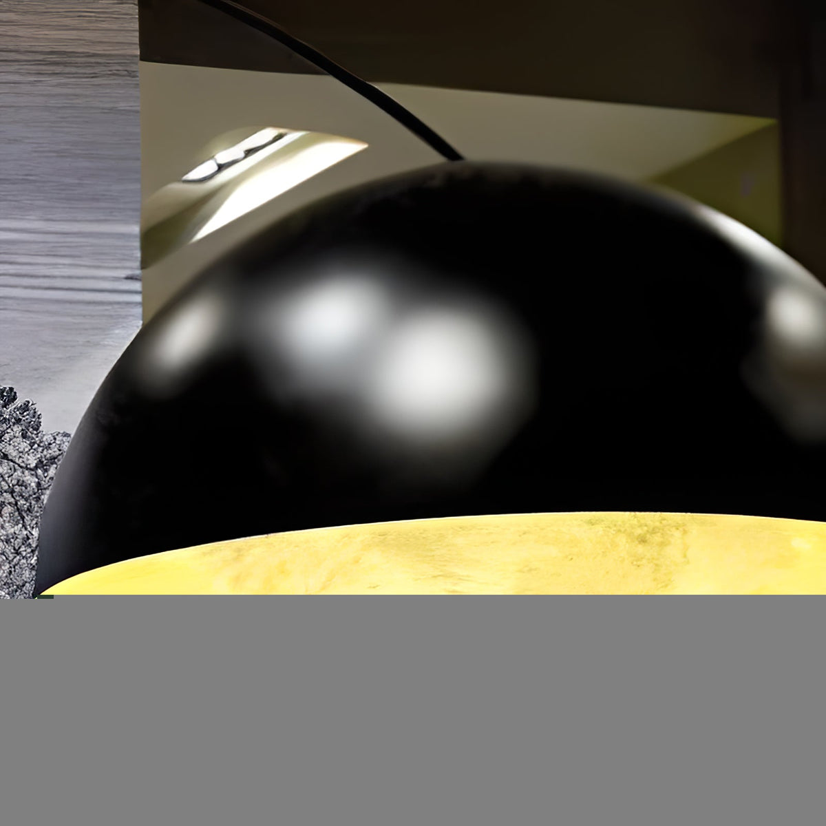 Böjd svart bågformad golvlampa