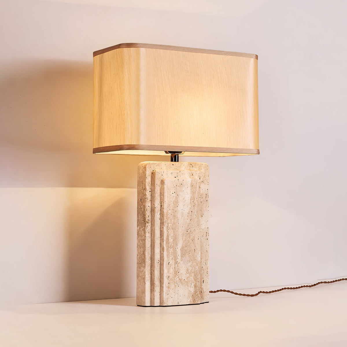 Cocare-bordlampe i travertin