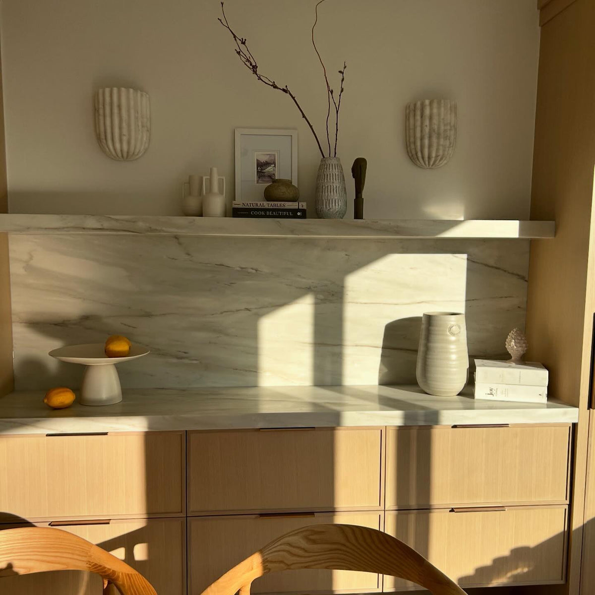 Tinduvys Elegance Ariel -yksiosainen uritettu marmoriseinävalaisin