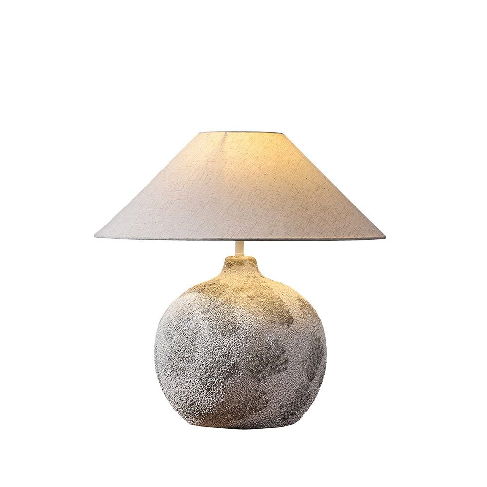 Riona bordlampe i naturligt stof og keramik