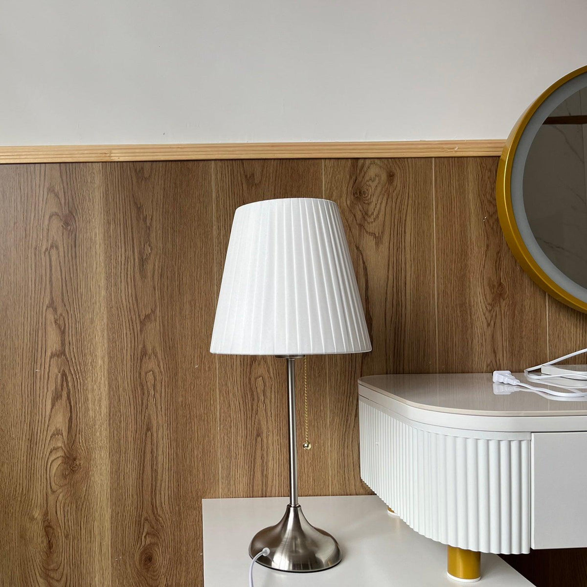 Simplicity plisseret bordlampe i stof