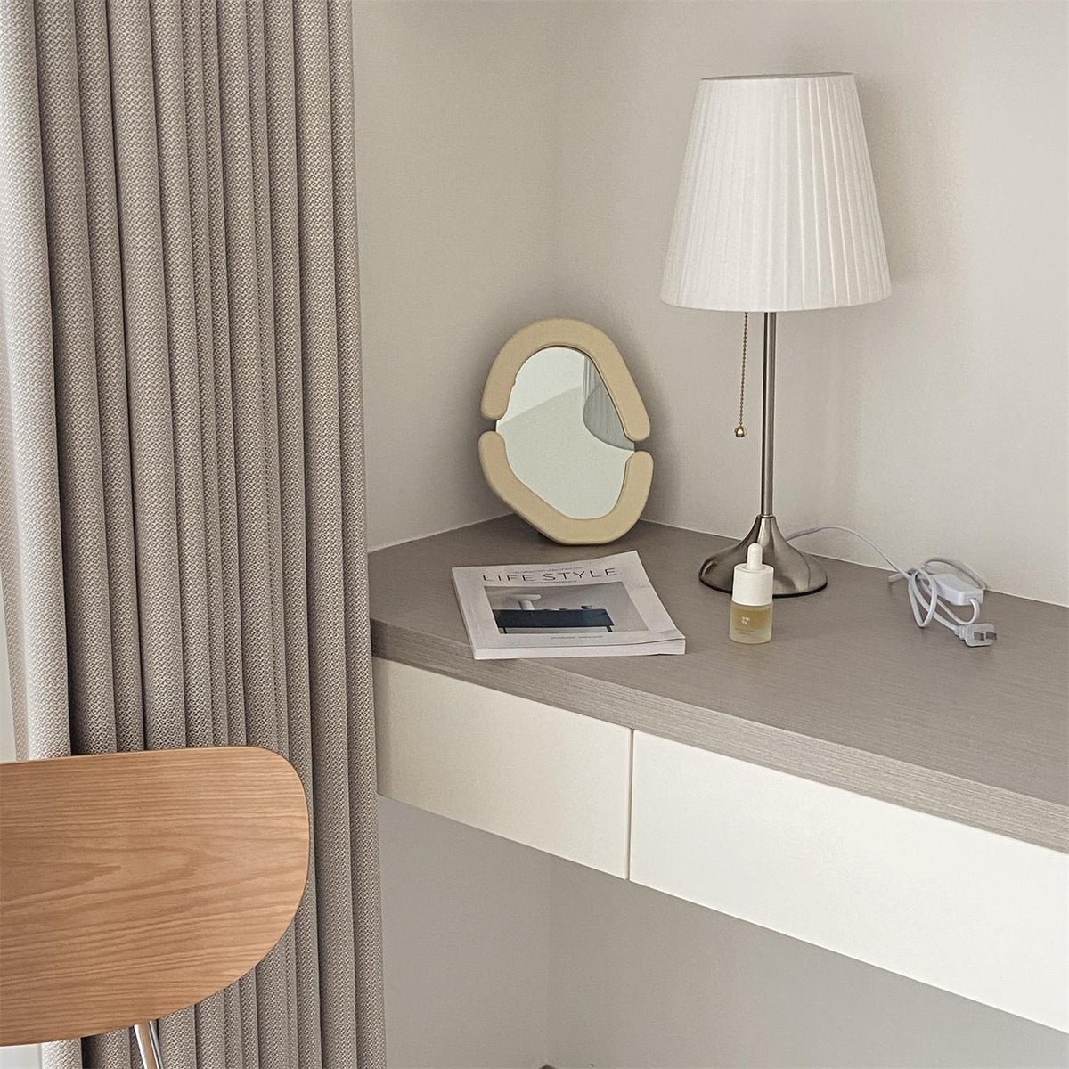 Simplicity plisseret bordlampe i stof