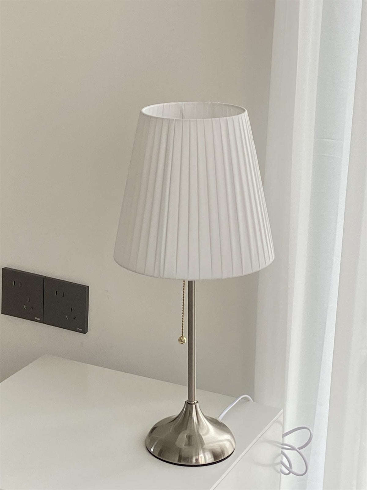 Simplicity plisseret bordlampe i stof
