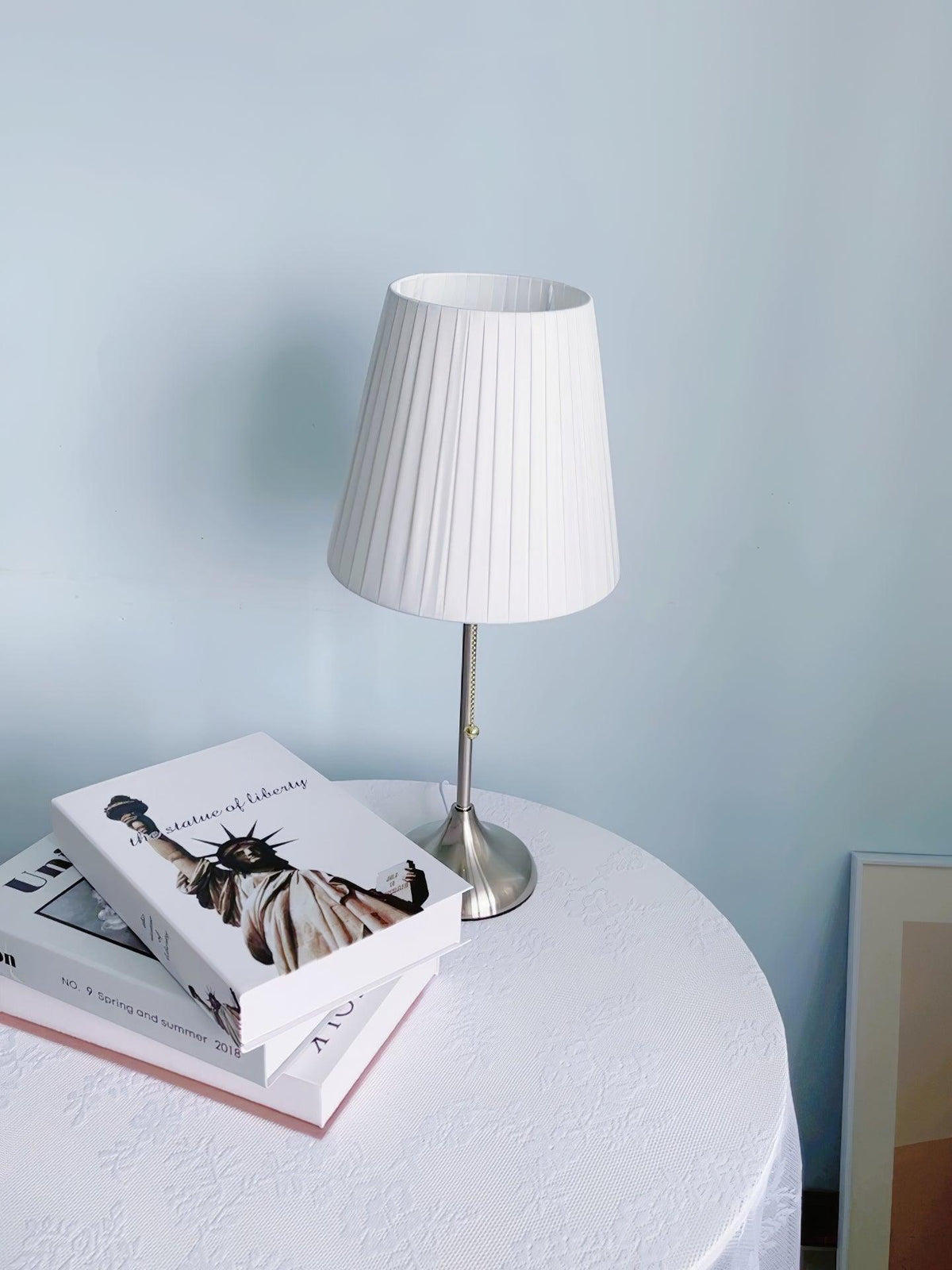 Simplicity plisseret bordlampe i stof