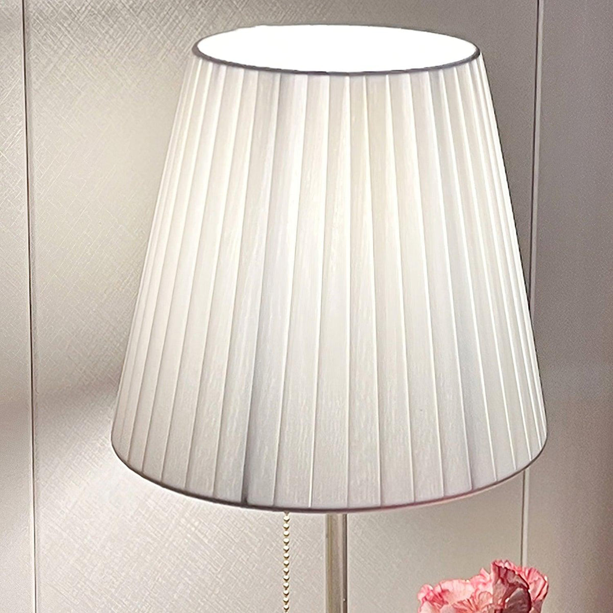 Simplicity plisseret bordlampe i stof
