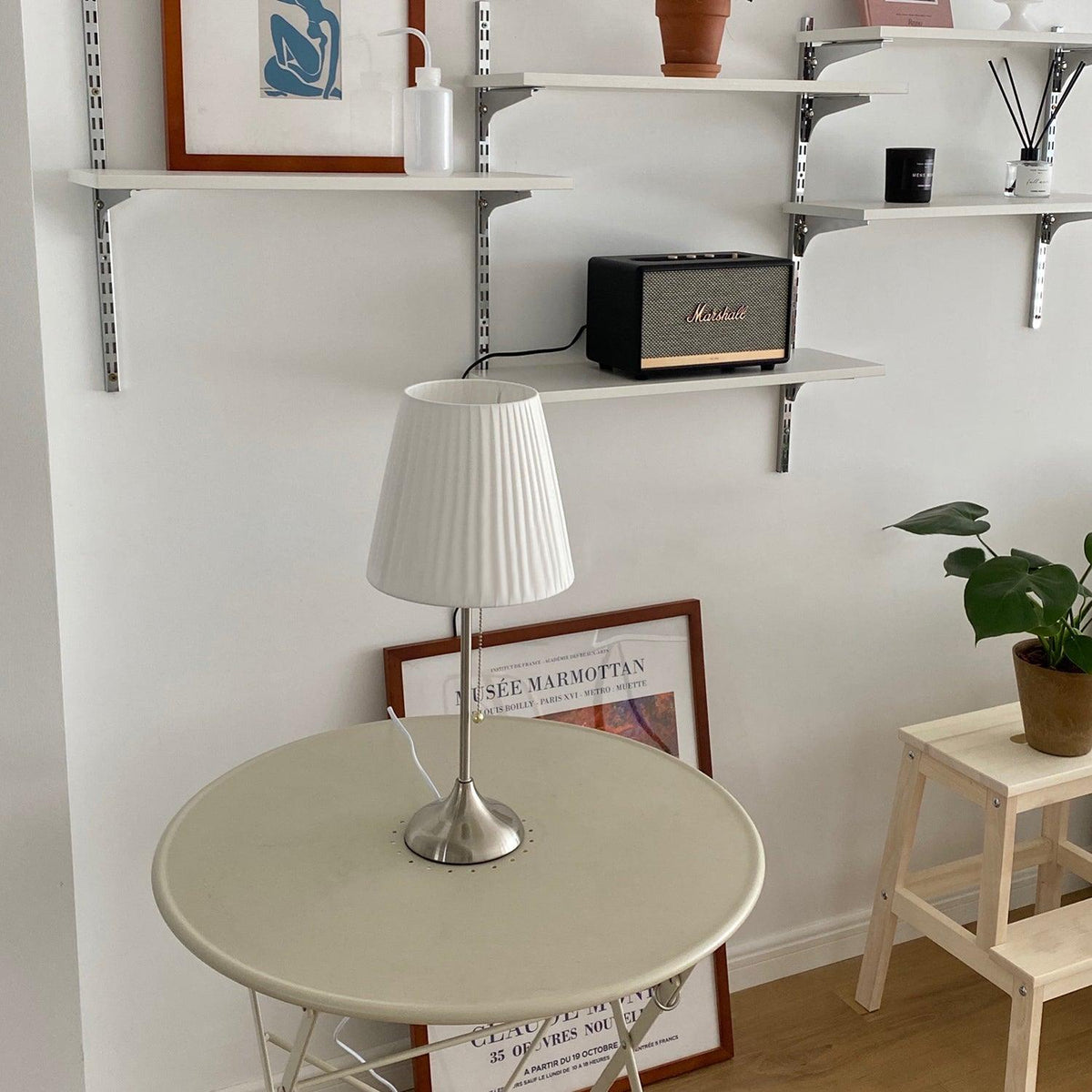 Simplicity plisseret bordlampe i stof