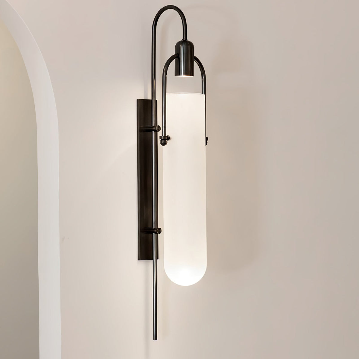 Liororaya væglampe med buet moderne glas