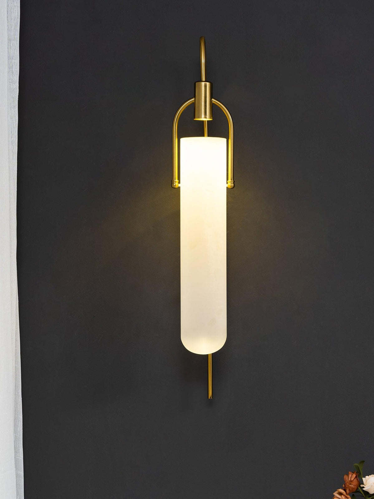 Liororaya væglampe med buet moderne glas