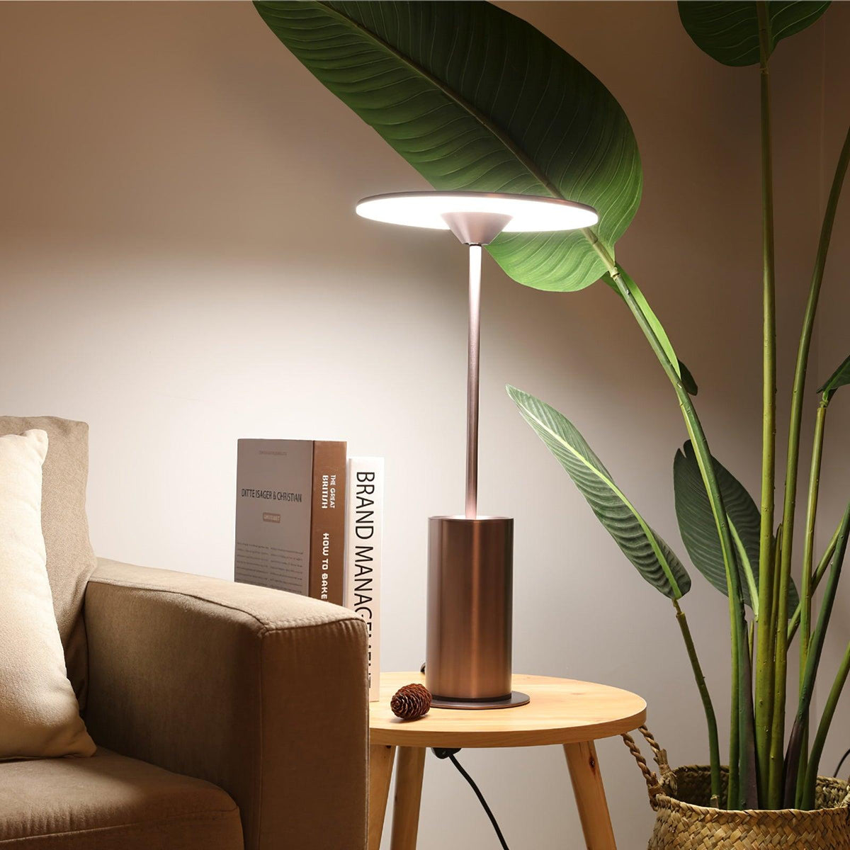 Candeeiro de mesa minimalista em aço Feralielle