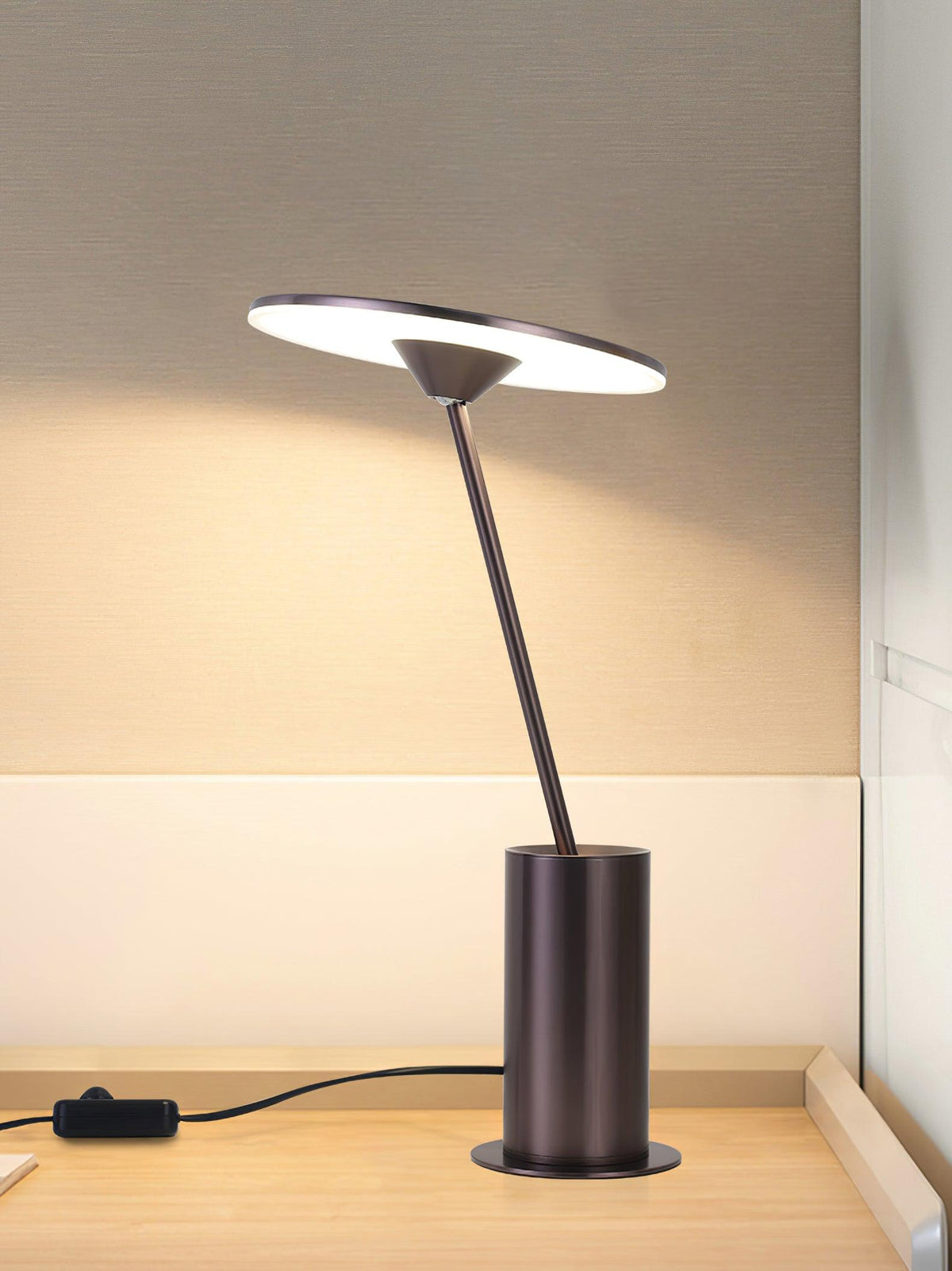 Candeeiro de mesa minimalista em aço Feralielle