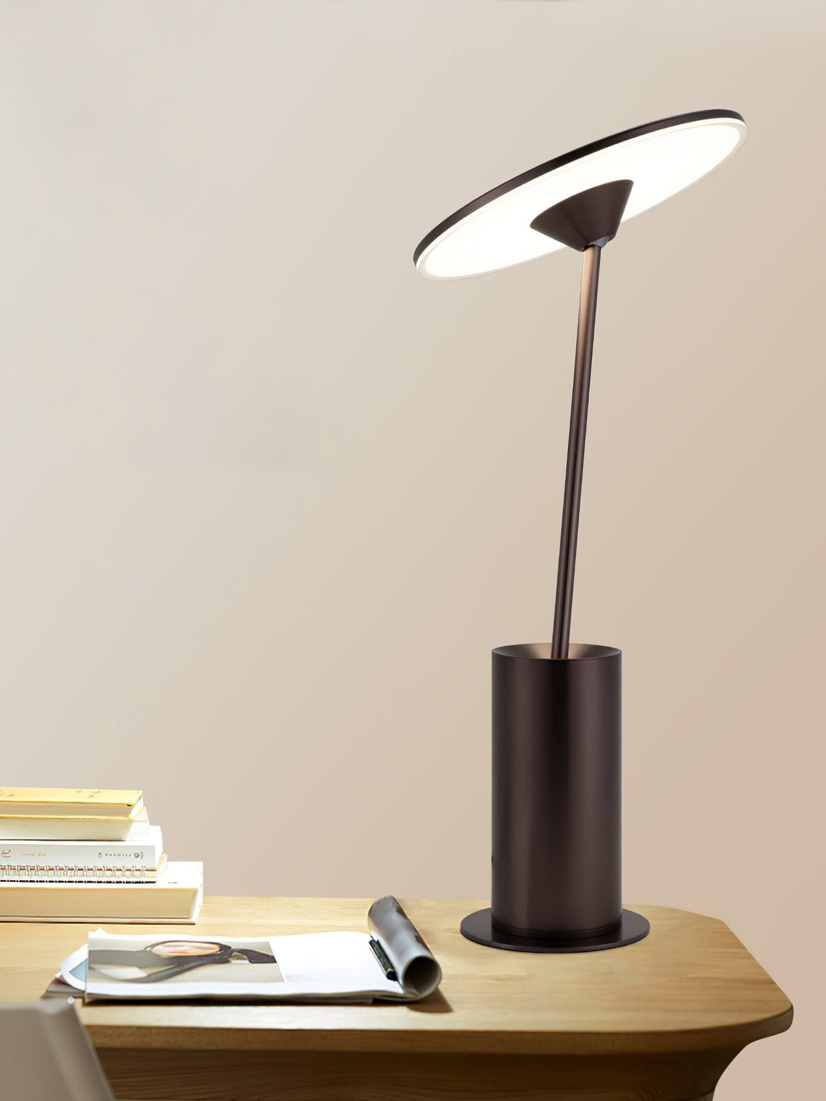 Candeeiro de mesa minimalista em aço Feralielle