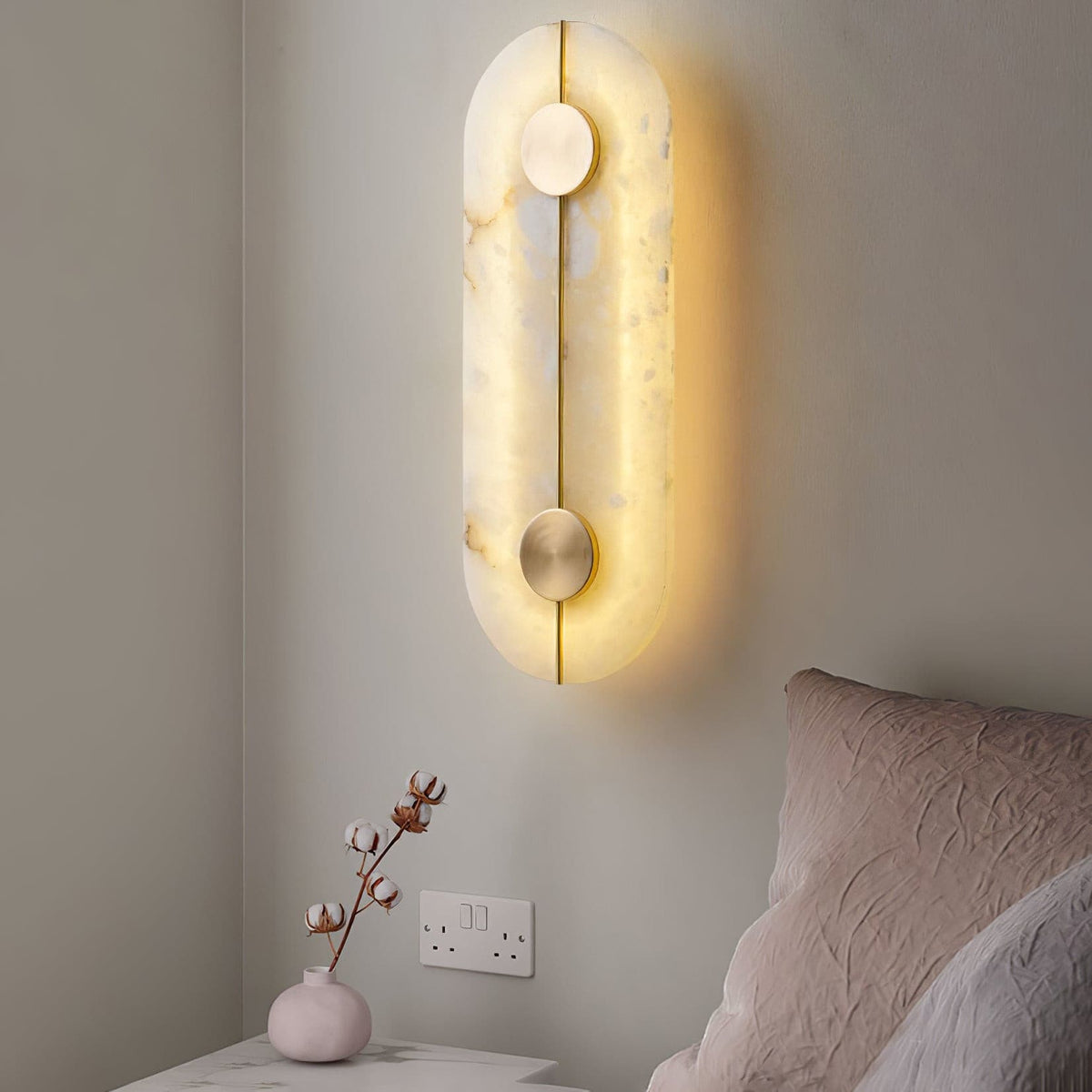 Konstnärlig vägglampa i dolomit och koppar med retrostil