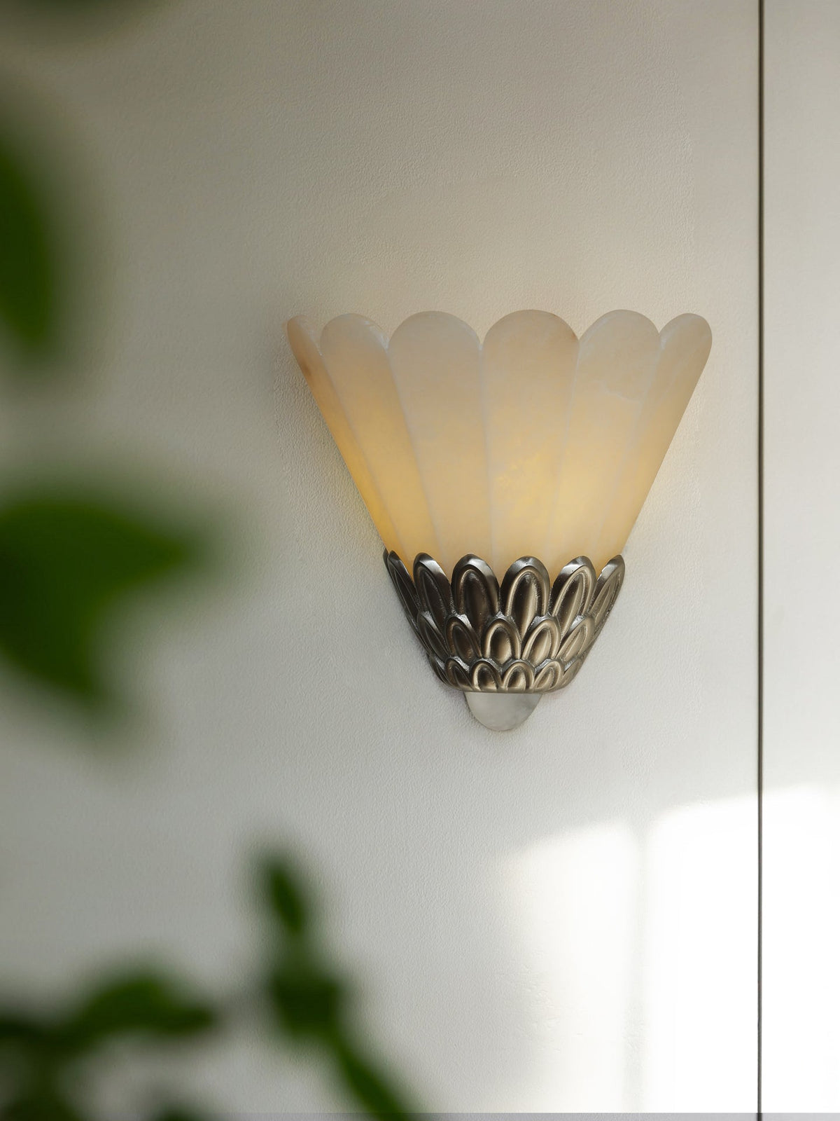 Candeeiro de parede vintage Marbe em alabastro com pétalas