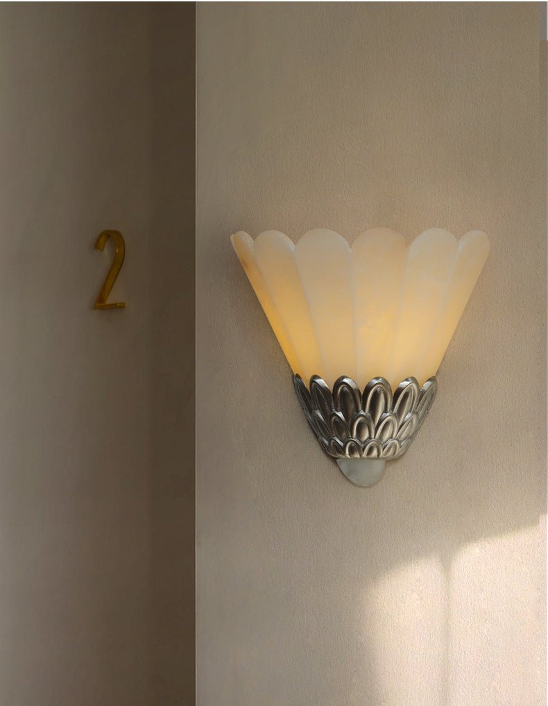Candeeiro de parede vintage Marbe em alabastro com pétalas