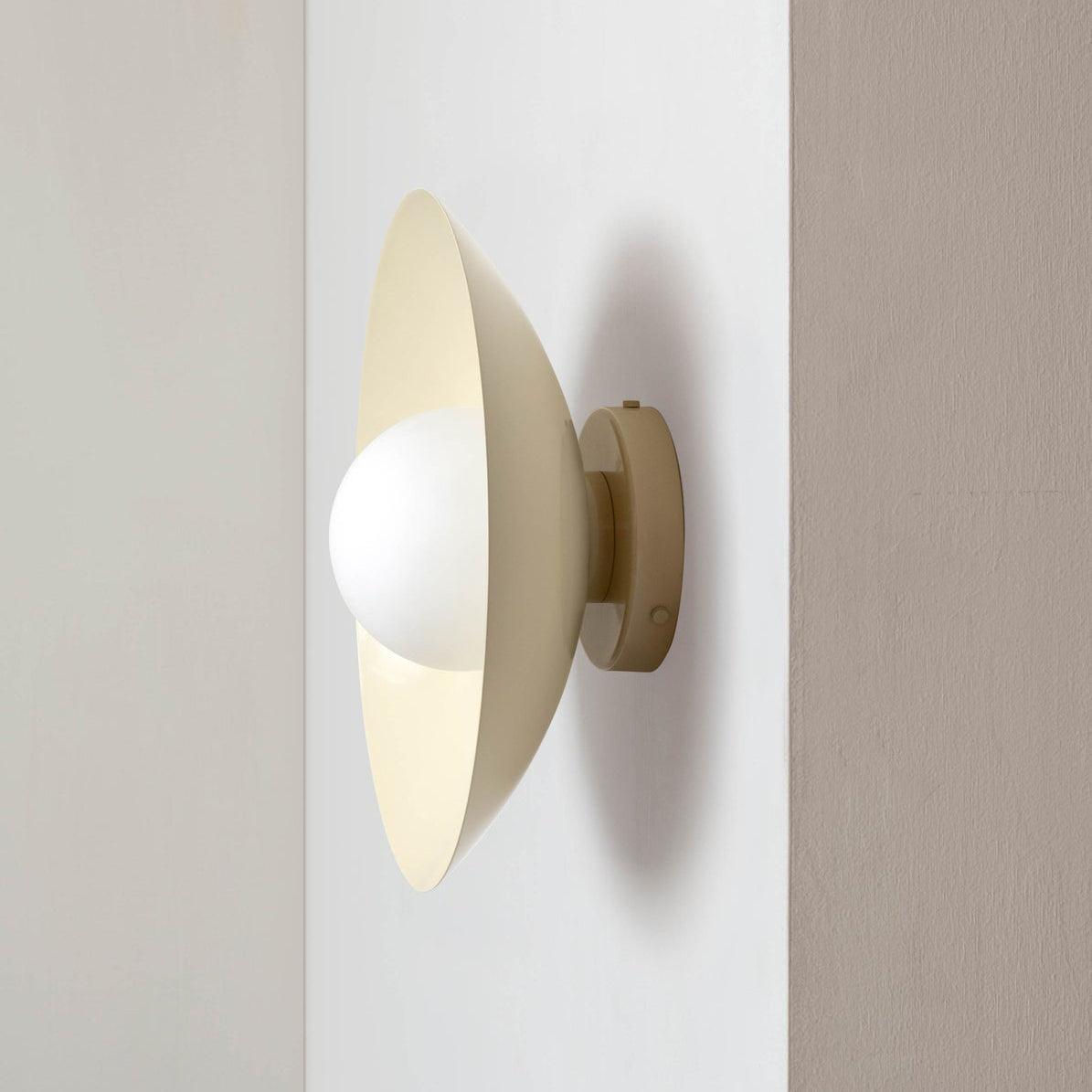 Loftslampe med metalskærm og glas, med forskellige farvemuligheder