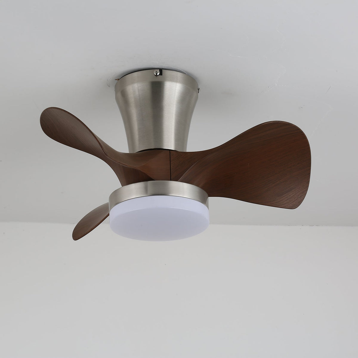 Nera moderne loftsventilator med lys i træ