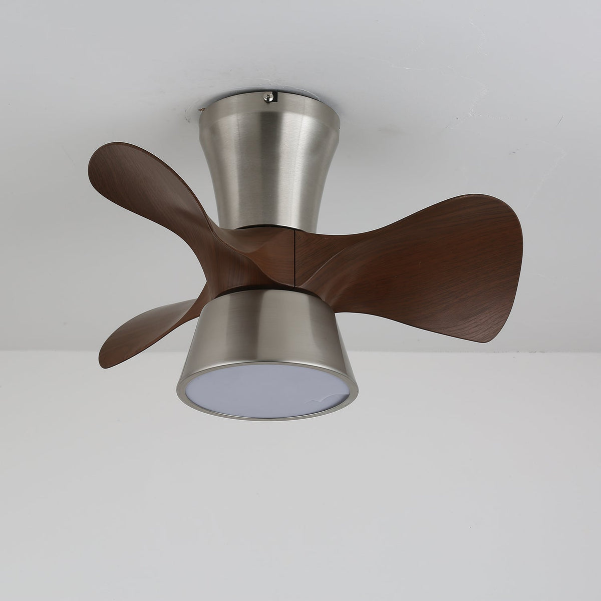 Nera moderne loftsventilator med lys i træ