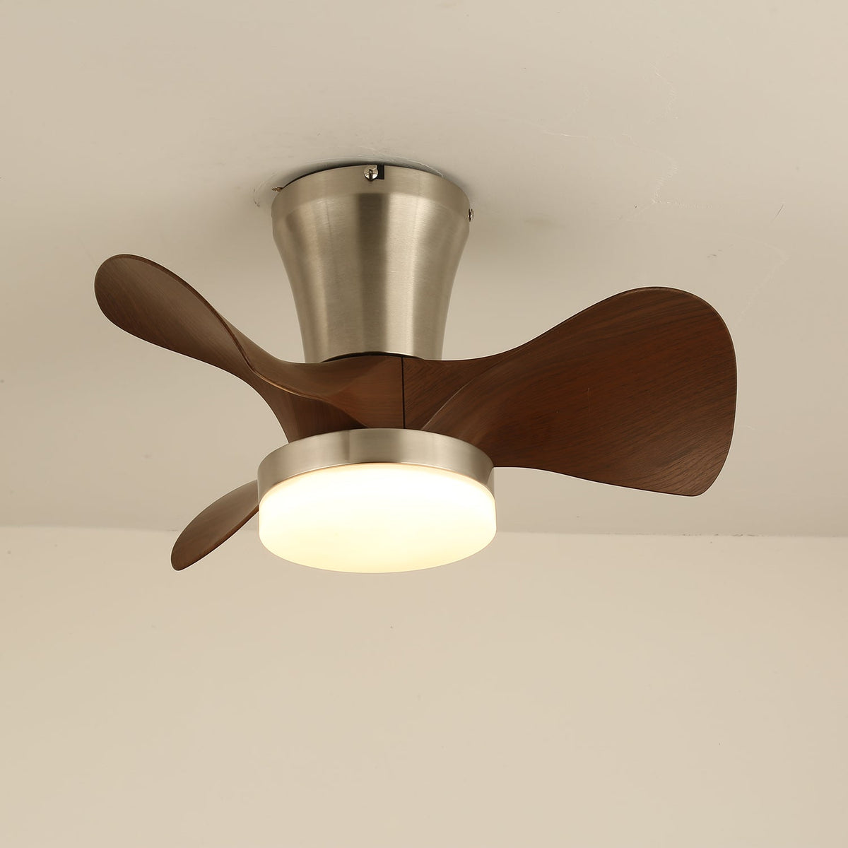 Nera moderne loftsventilator med lys i træ