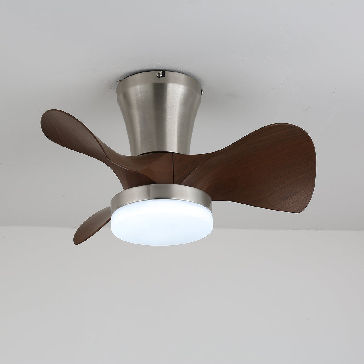 Nera moderne loftsventilator med lys i træ