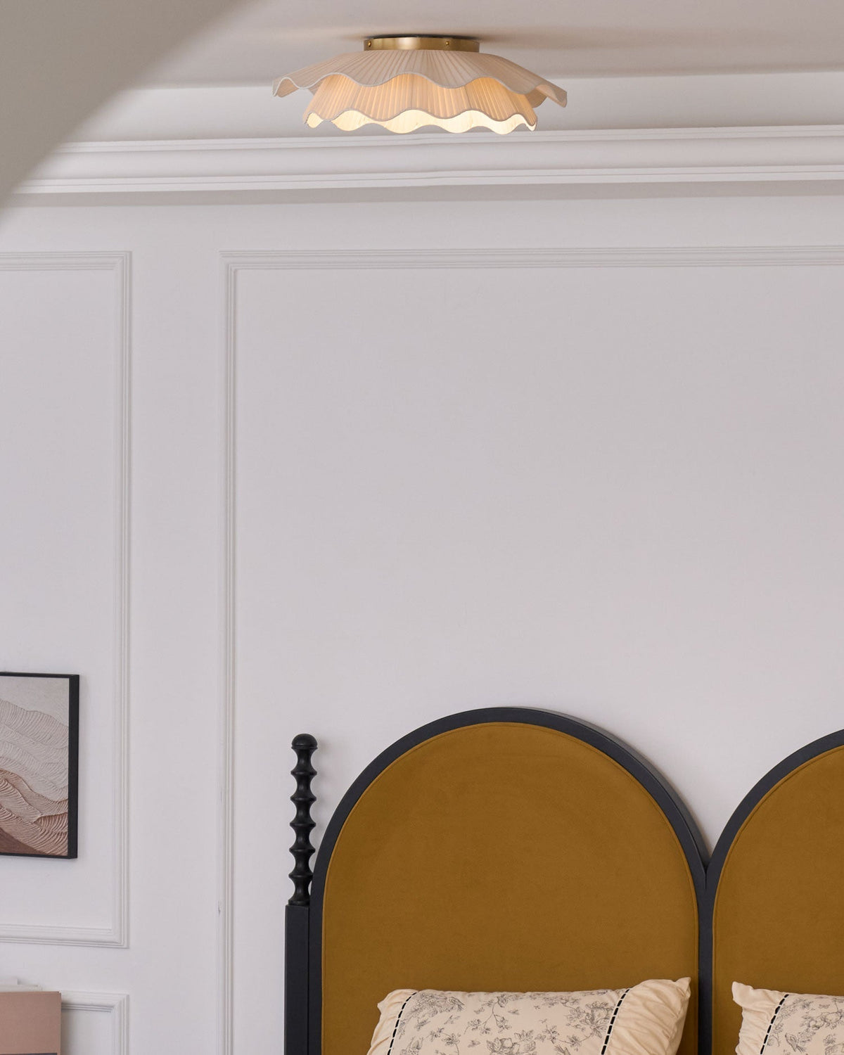Mylirira loftslampe i messing og stof med førsteklasses elegance og bølgeform
