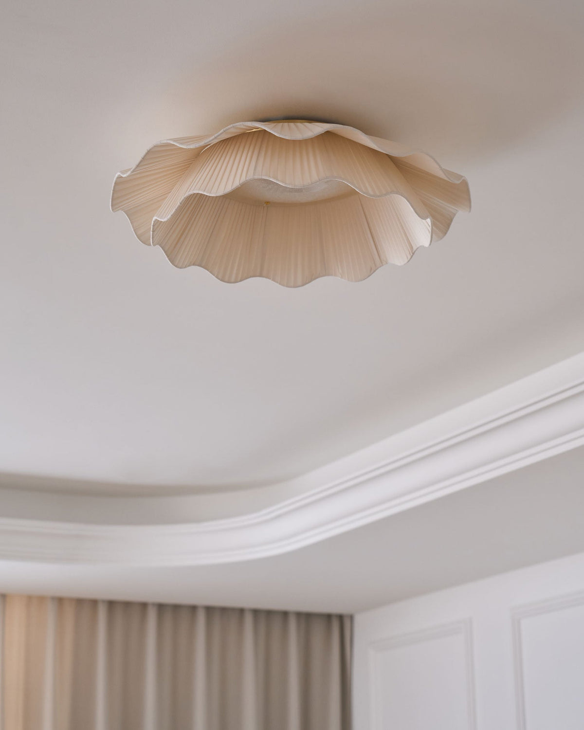 Mylirira loftslampe i messing og stof med førsteklasses elegance og bølgeform