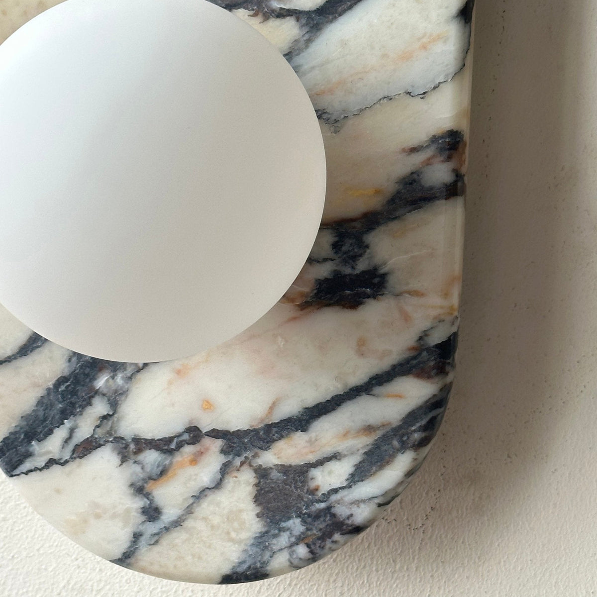 Eirenise unik och elegant vägglampa i glas och marmor