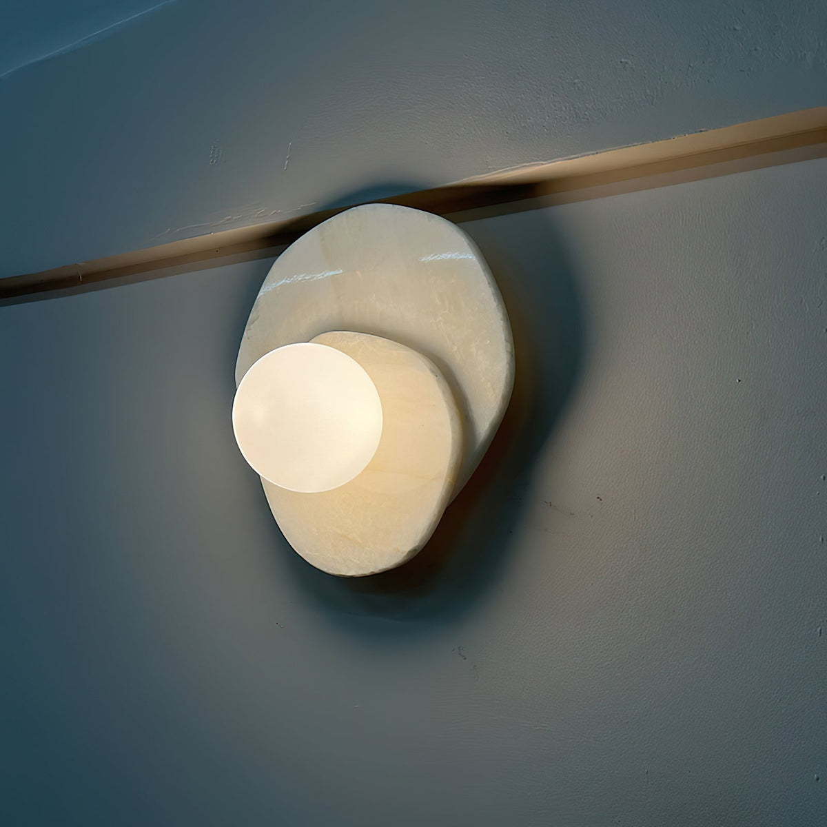 Alorarae organisk vägglampa i alabaster
