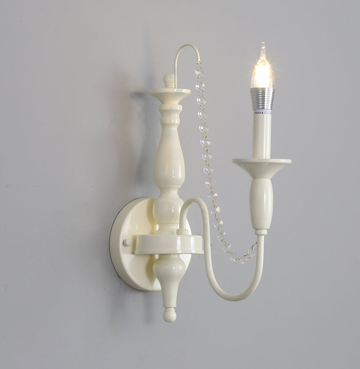 Candeeiro de parede tradicional de metal e cristal com velas Jarnbruvys