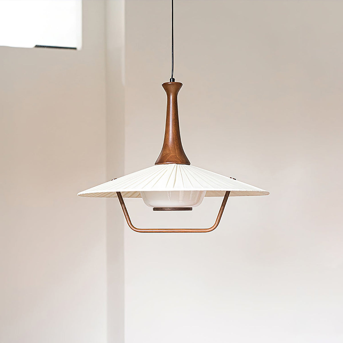 Vionne pendellampe i træ og hvid i mid-century-stil