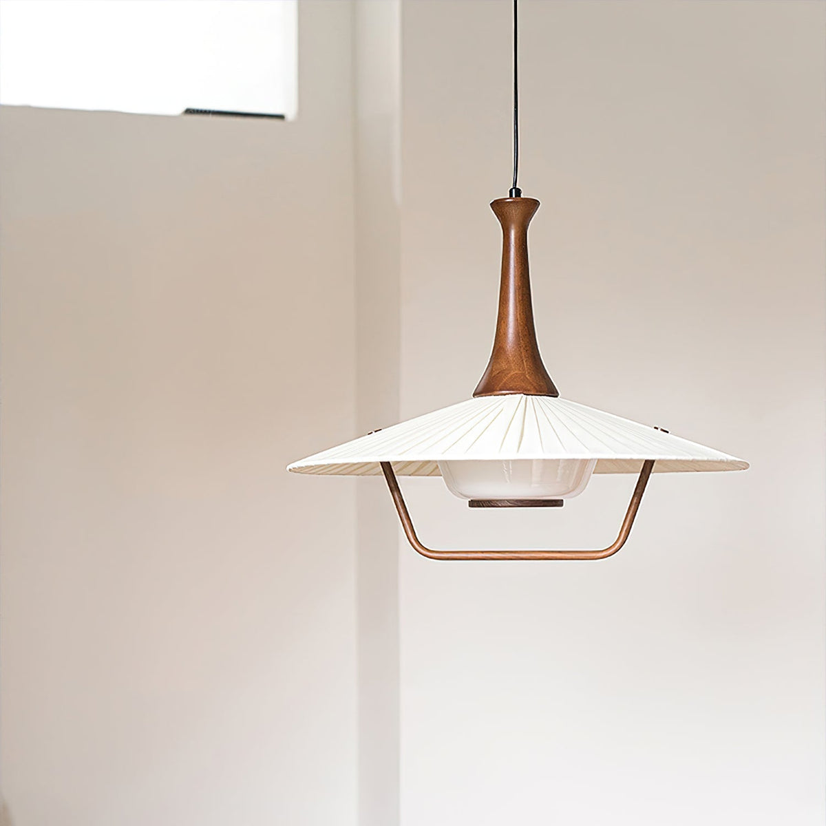 Vionne pendellampe i træ og hvid i mid-century-stil