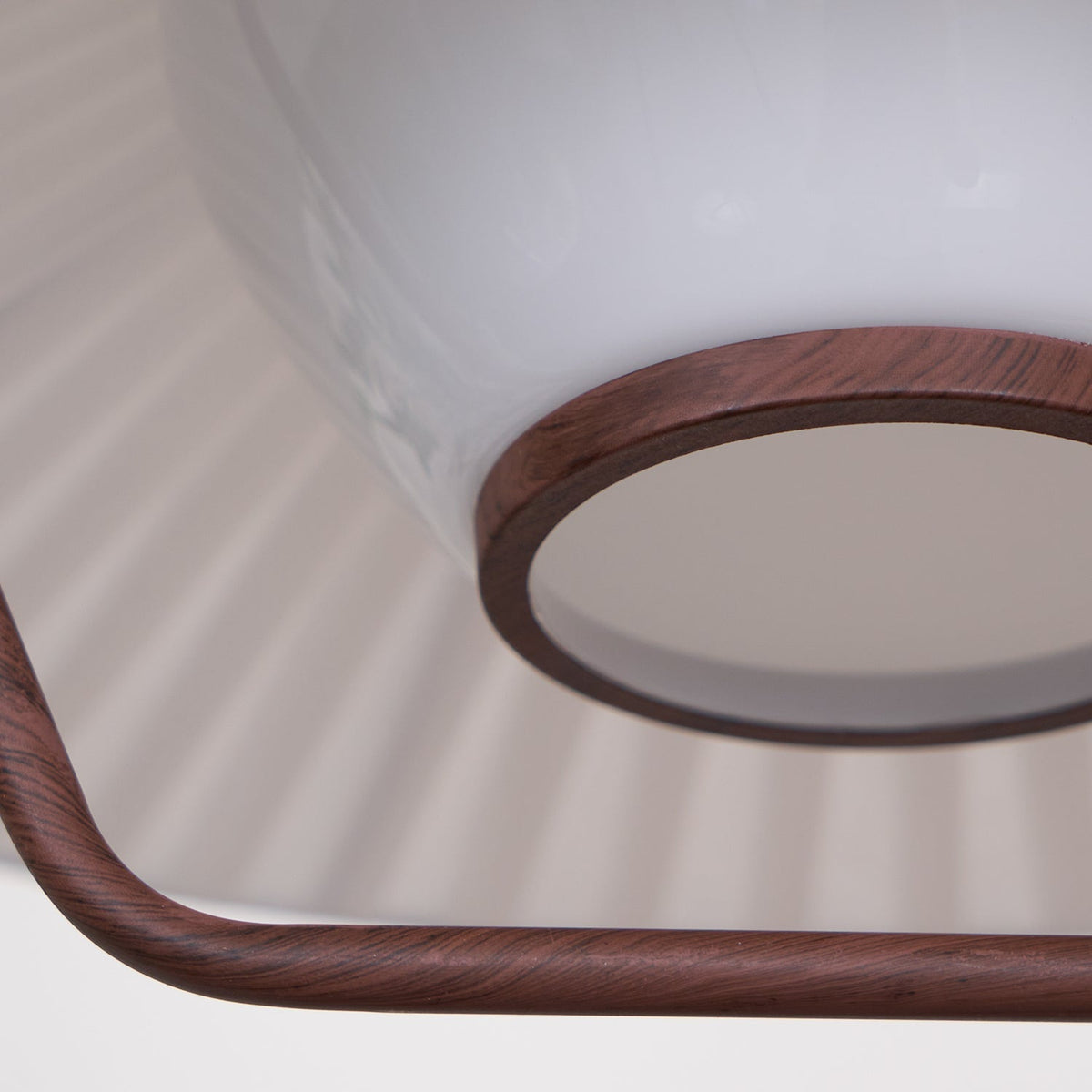 Vionne pendellampe i træ og hvid i mid-century-stil