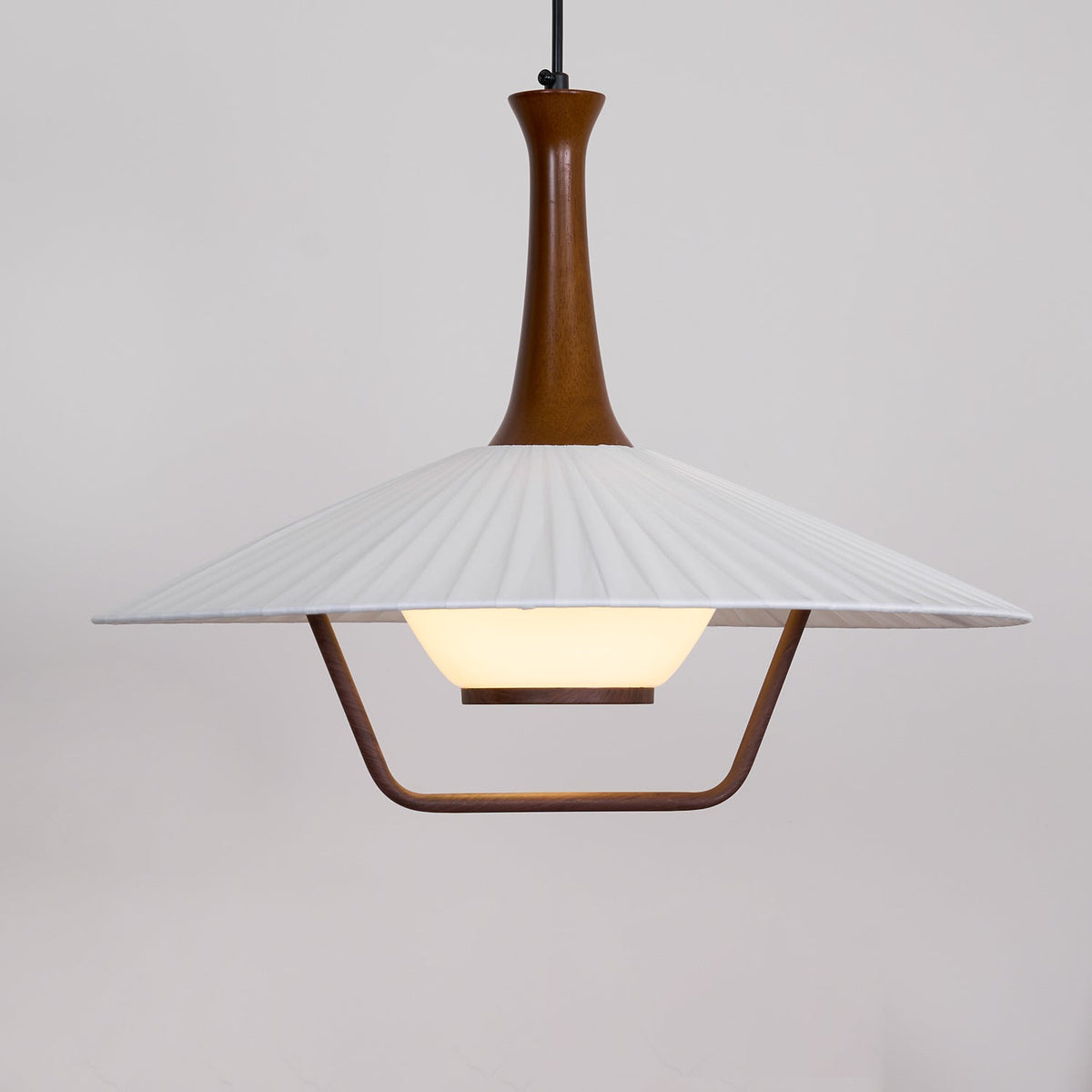 Vionne pendellampe i træ og hvid i mid-century-stil