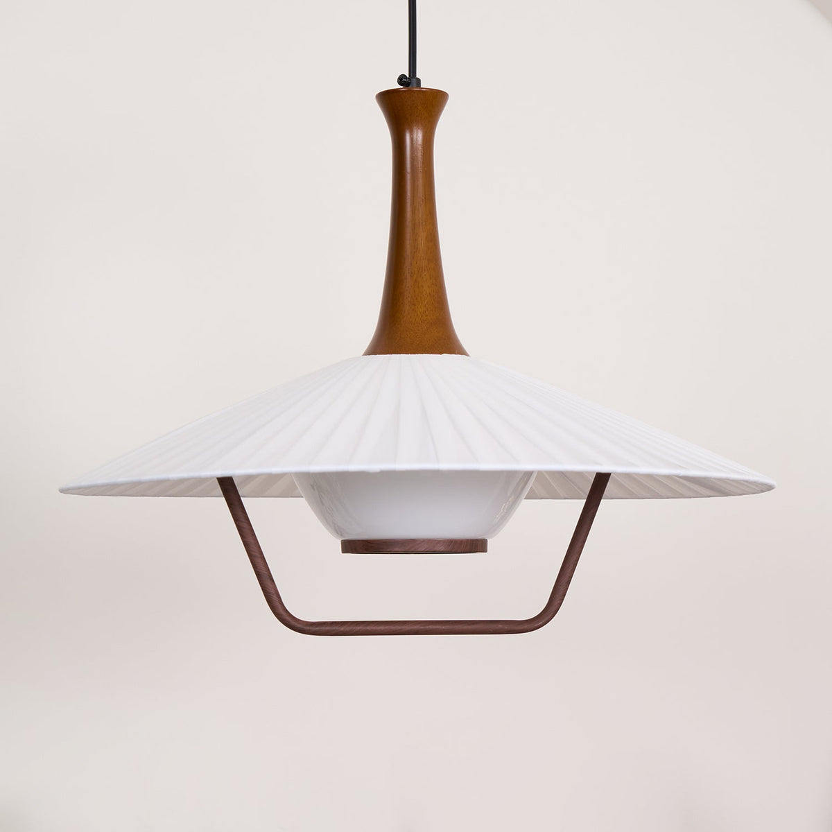 Vionne pendellampe i træ og hvid i mid-century-stil
