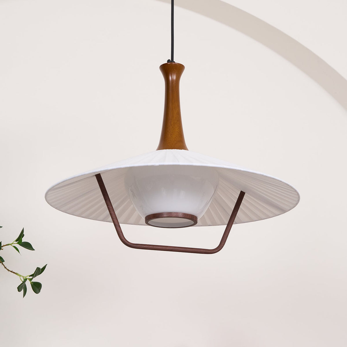 Vionne pendellampe i træ og hvid i mid-century-stil