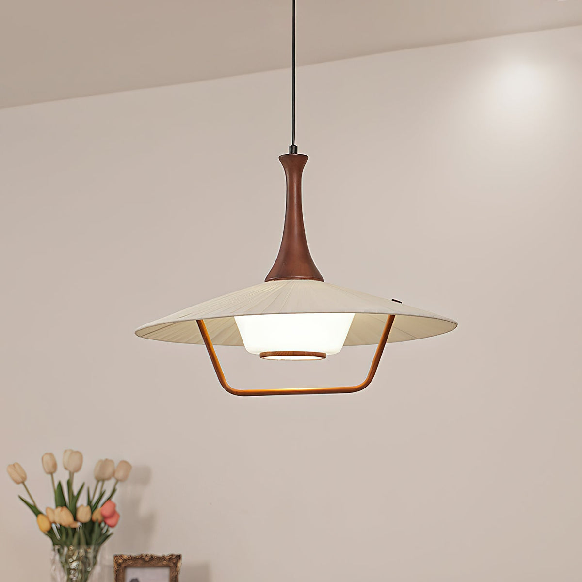 Vionne pendellampe i træ og hvid i mid-century-stil