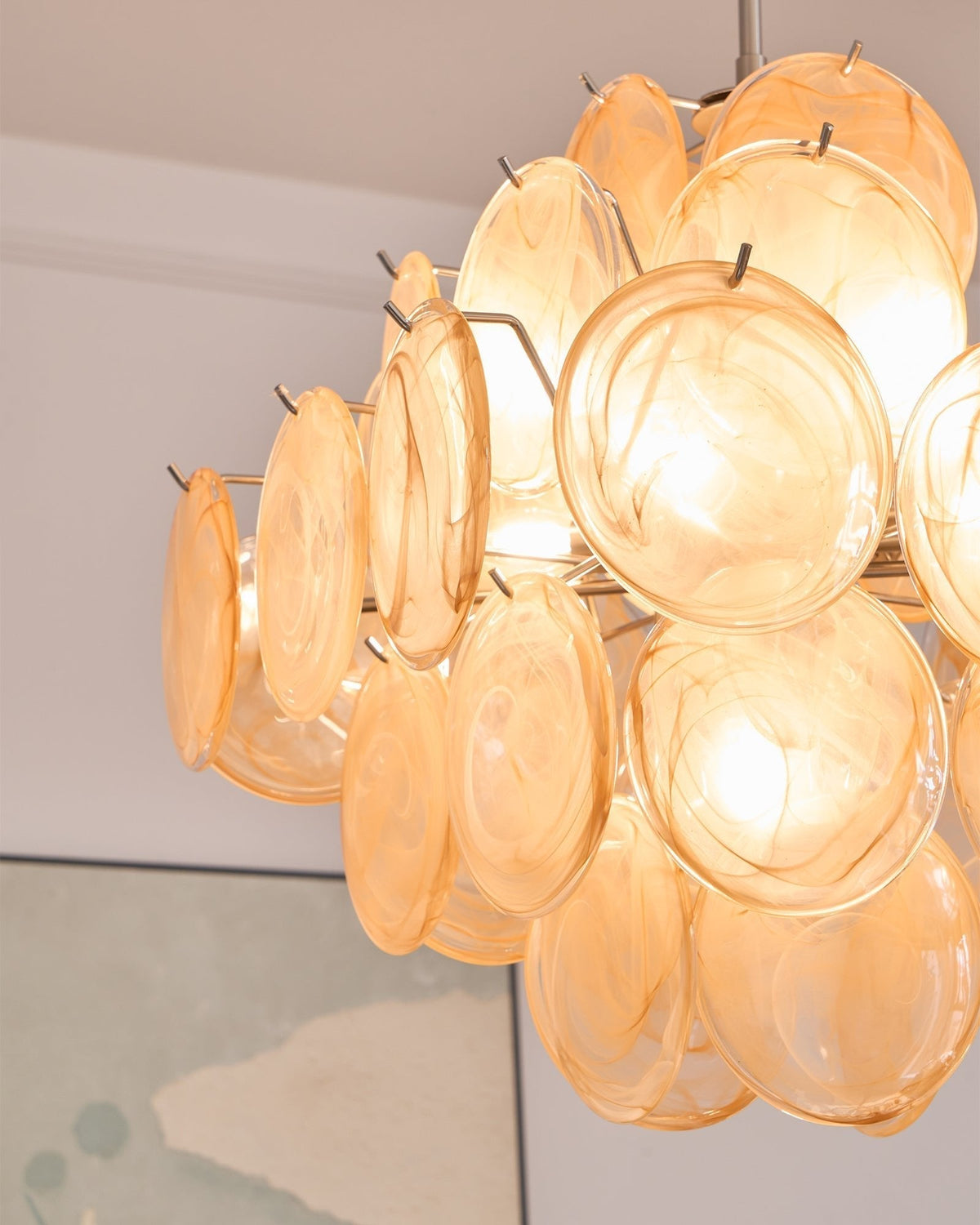 Lioraleon lysekrone i abrikosfarvet Murano-glas med skiver, lagdelt kunstnerisk