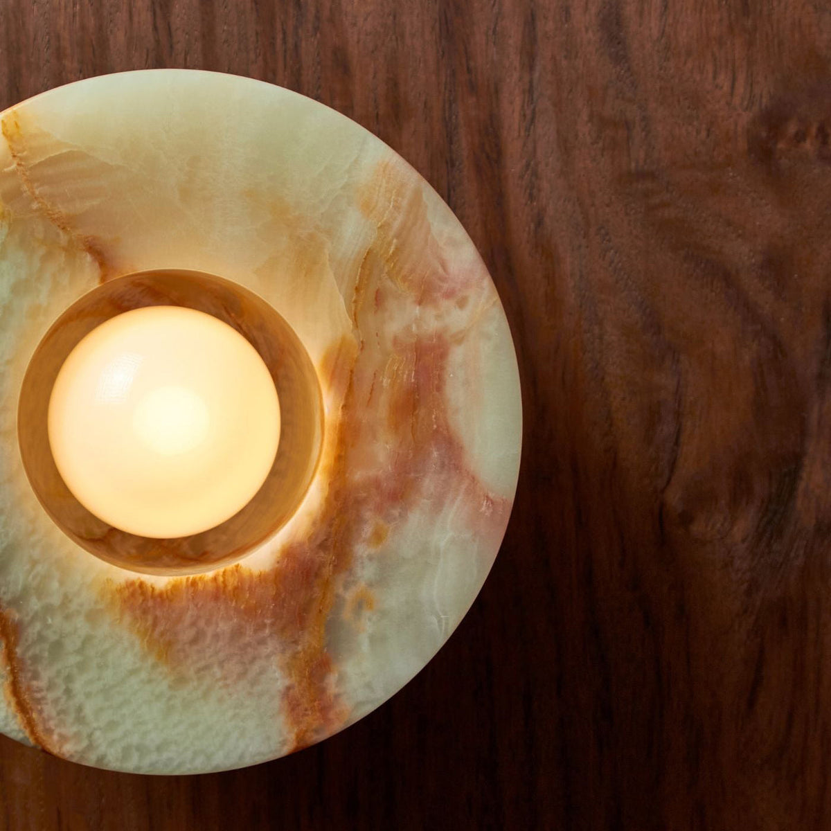 Lioruielle ytmonterad vägglampa i glas