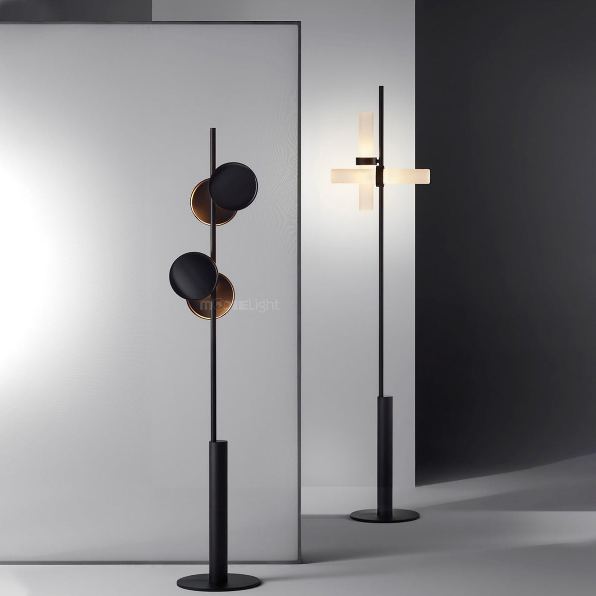 Sort gulvlampe i akryl