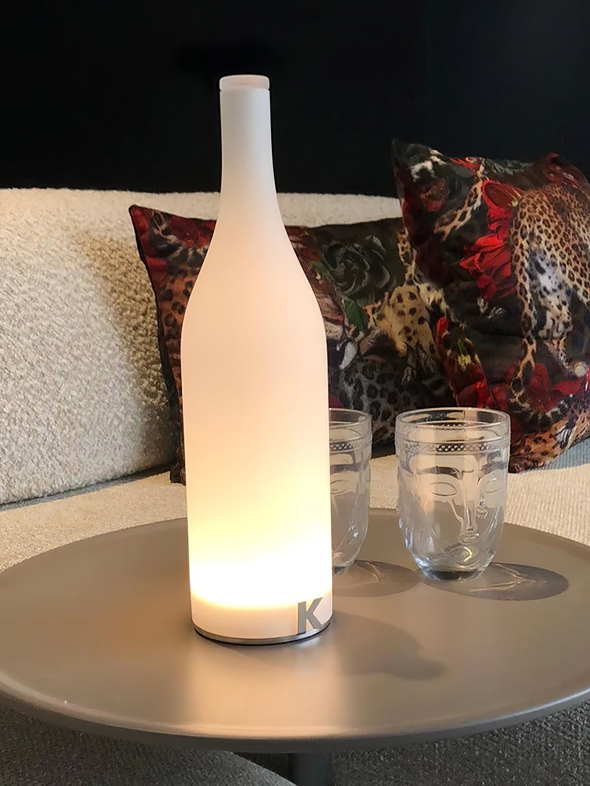 Vino sisäänrakennetulla akulla varustettu pöytävalaisin