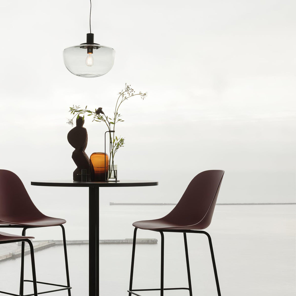Riippuvalaisin, lasikupu, metallikiinnike, minimalistinen ja rentouttava