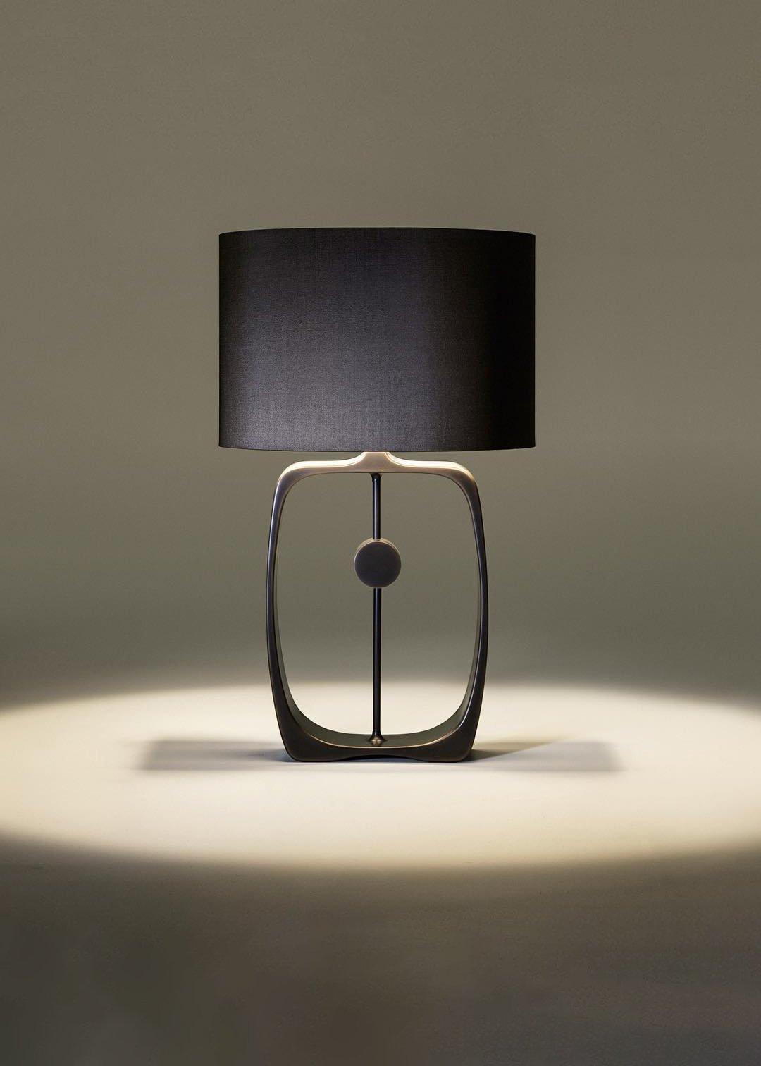 Frank moderne bordlampe