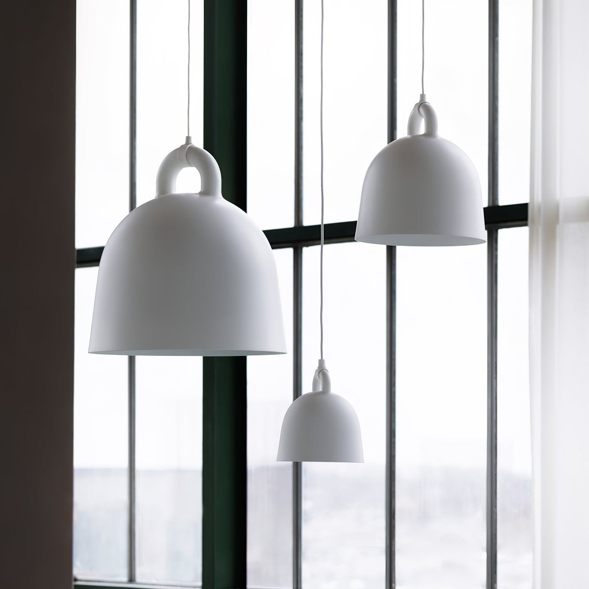 Candeeiro suspenso minimalista em resina